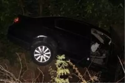 Tarlaya uçan araçtan kendi çabaları ile kurtulan yaralı kadın tir tir titredi Tarlaya uçan araçtan kendi çabaları ile kurtulan yaralı kadın tir tir titredi