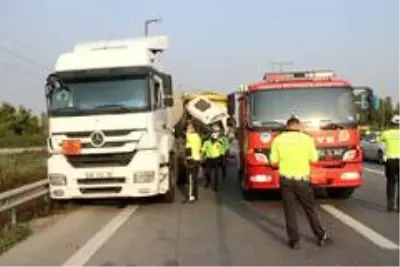 Son dakika... TEM Otoyolunda feci kaza: 1 ölü, 1 yaralı Son dakika... TEM Otoyolunda feci kaza: 1 ölü, 1 yaralı