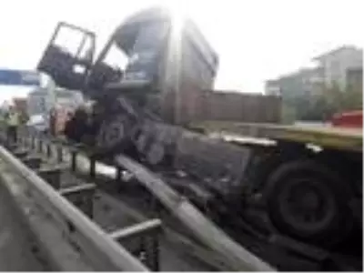 TIR, yol kenarındaki bariyerin üzerine çıktı TIR, yol kenarındaki bariyerin üzerine çıktı