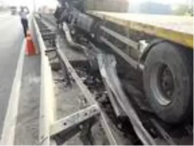 TIR, yol kenarındaki bariyerin üzerine çıktı TIR, yol kenarındaki bariyerin üzerine çıktı