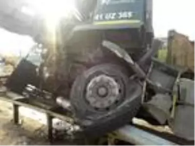 TIR, yol kenarındaki bariyerin üzerine çıktı TIR, yol kenarındaki bariyerin üzerine çıktı