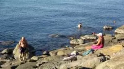 Trabzon'da Ekim ayında denize girdiler Trabzon'da Ekim ayında denize girdiler
