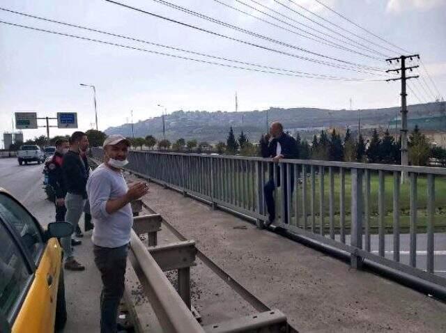 Üst geçitte intihar girişimi nedeniyle ulaşım 1 saat aksadı Üst geçitte intihar girişimi nedeniyle ulaşım 1 saat aksadı