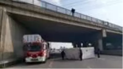 Üst geçitte intihar girişimi nedeniyle ulaşım 1 saat aksadı Üst geçitte intihar girişimi nedeniyle ulaşım 1 saat aksadı