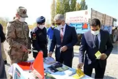 Son dakika haberi! Erzincan'da kazaları önlemek amacıyla 300 traktöre reflektör dağıtıldı Son dakika haberi! Erzincan'da kazaları önlemek amacıyla 300 traktöre reflektör dağıtıldı