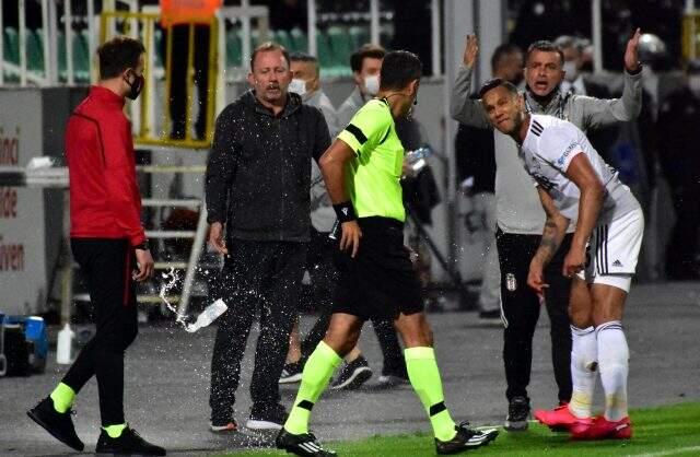 Varela'nın baldırına basan Josef de Souza direkt kırmızı kart gördü Varela'nın baldırına basan Josef de Souza direkt kırmızı kart gördü