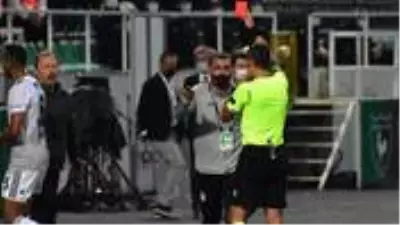 Varela'nın baldırına basan Josef de Souza direkt kırmızı kart gördü Varela'nın baldırına basan Josef de Souza direkt kırmızı kart gördü