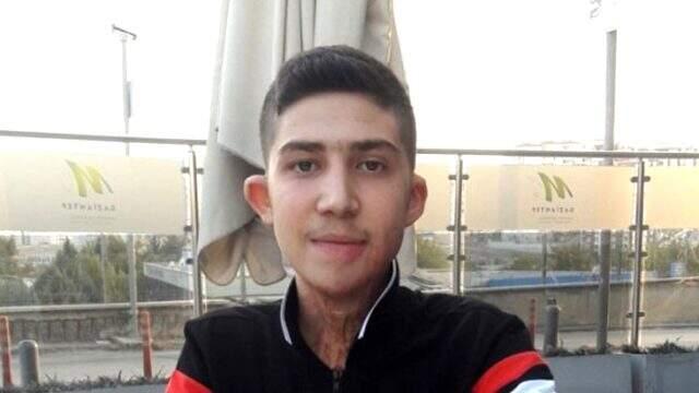 Yarı çıplak halde 5. kattan düşen gencin annesinden şok iddia: Kuzenleri kablo ile darbedip, balkondan attı Yarı çıplak halde 5. kattan düşen gencin annesinden şok iddia: Kuzenleri kablo ile darbedip, balkondan attı