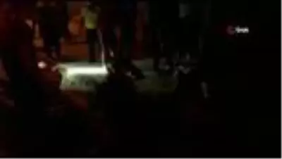 Yayalara çarpan alkollü sürücüye bir vatandaş tampon yaptı Yayalara çarpan alkollü sürücüye bir vatandaş tampon yaptı