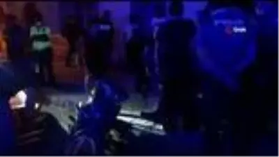 Yayalara çarpan alkollü sürücüye bir vatandaş tampon yaptı Yayalara çarpan alkollü sürücüye bir vatandaş tampon yaptı