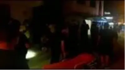 Yayalara çarpan alkollü sürücüye bir vatandaş tampon yaptı Yayalara çarpan alkollü sürücüye bir vatandaş tampon yaptı