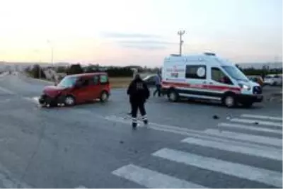 - Yolcu otobüsü ile otomobil çarpıştı: 3 yaralı - Yolcu otobüsü ile otomobil çarpıştı: 3 yaralı
