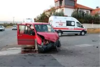 - Yolcu otobüsü ile otomobil çarpıştı: 3 yaralı - Yolcu otobüsü ile otomobil çarpıştı: 3 yaralı