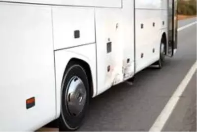 - Yolcu otobüsü ile otomobil çarpıştı: 3 yaralı - Yolcu otobüsü ile otomobil çarpıştı: 3 yaralı
