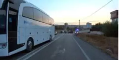 - Yolcu otobüsü ile otomobil çarpıştı: 3 yaralı - Yolcu otobüsü ile otomobil çarpıştı: 3 yaralı