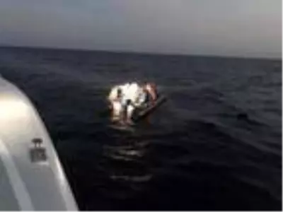 Son dakika! Yunanistan'ın ölüme terk ettiği 34 kaçak göçmeni Sahil Güvenlik kurtardı Son dakika! Yunanistan'ın ölüme terk ettiği 34 kaçak göçmeni Sahil Güvenlik kurtardı