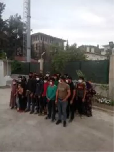 15 kişilik minibüsten 27 kişi çıktı, say say bitmedi 15 kişilik minibüsten 27 kişi çıktı, say say bitmedi