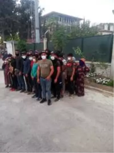15 kişilik minibüsten 27 kişi çıktı, say say bitmedi 15 kişilik minibüsten 27 kişi çıktı, say say bitmedi