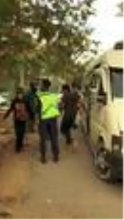 15 kişilik minibüsten 27 kişi çıktı, say say bitmedi 15 kişilik minibüsten 27 kişi çıktı, say say bitmedi