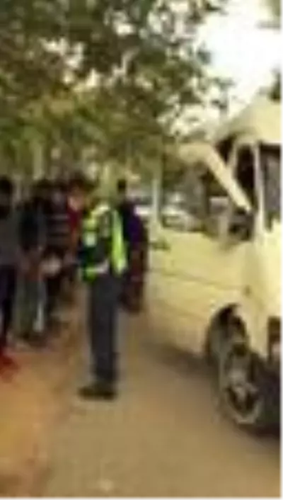 15 kişilik minibüsten 27 kişi çıktı, say say bitmedi 15 kişilik minibüsten 27 kişi çıktı, say say bitmedi