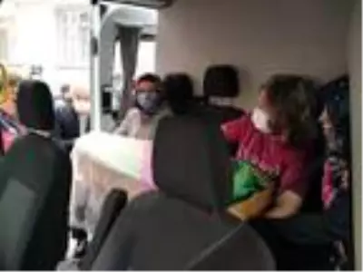 2 yaşındaki kızını son yolculuğuna kucağında uğurladı 2 yaşındaki kızını son yolculuğuna kucağında uğurladı