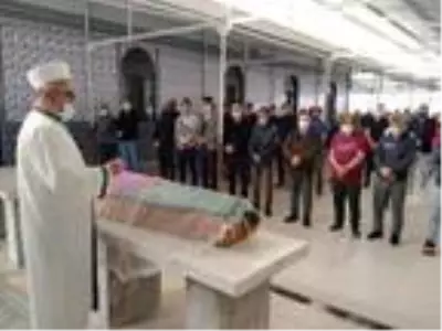 2 yaşındaki kızını son yolculuğuna kucağında uğurladı 2 yaşındaki kızını son yolculuğuna kucağında uğurladı