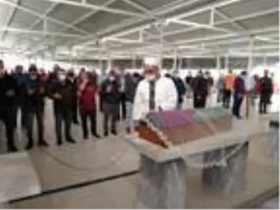 2 yaşındaki kızını son yolculuğuna kucağında uğurladı 2 yaşındaki kızını son yolculuğuna kucağında uğurladı