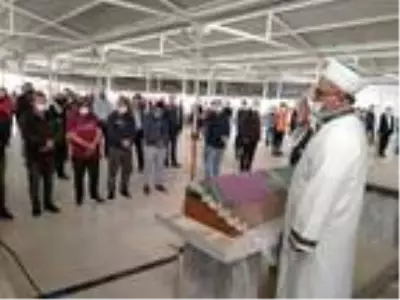 2 yaşındaki kızını son yolculuğuna kucağında uğurladı 2 yaşındaki kızını son yolculuğuna kucağında uğurladı