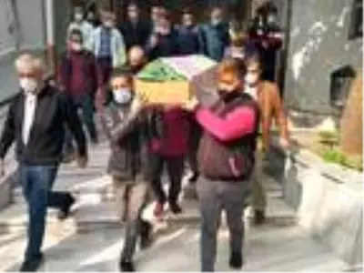 2 yaşındaki kızını son yolculuğuna kucağında uğurladı 2 yaşındaki kızını son yolculuğuna kucağında uğurladı
