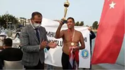 29 kilometrelik mesafeyi 12 saatte yüzdü 29 kilometrelik mesafeyi 12 saatte yüzdü