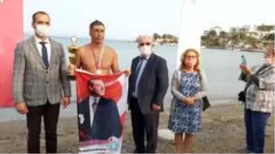 29 kilometrelik mesafeyi 12 saatte yüzdü 29 kilometrelik mesafeyi 12 saatte yüzdü