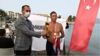 29 kilometrelik mesafeyi 12 saatte yüzdü 29 kilometrelik mesafeyi 12 saatte yüzdü