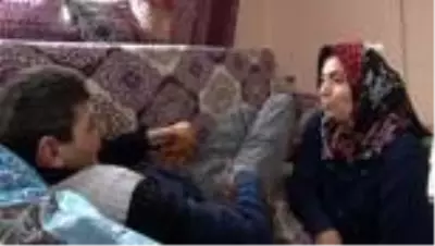 (AFYONKARAHİSAR - Özel) Engelli oğlunun hayal ettiği laptopa anne oyuncak laptopla karşılık veriyor