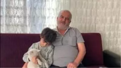Ağaçta mahsur kalan kediyi köprü yaptığı tahta ile kurtardı Ağaçta mahsur kalan kediyi köprü yaptığı tahta ile kurtardı