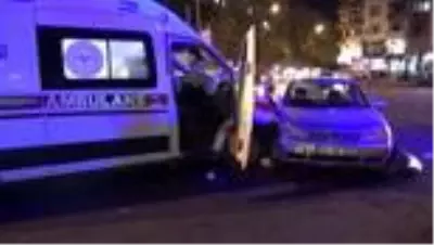 Ambulans ile otomobil çarpıştı: 6 yaralı Ambulans ile otomobil çarpıştı: 6 yaralı