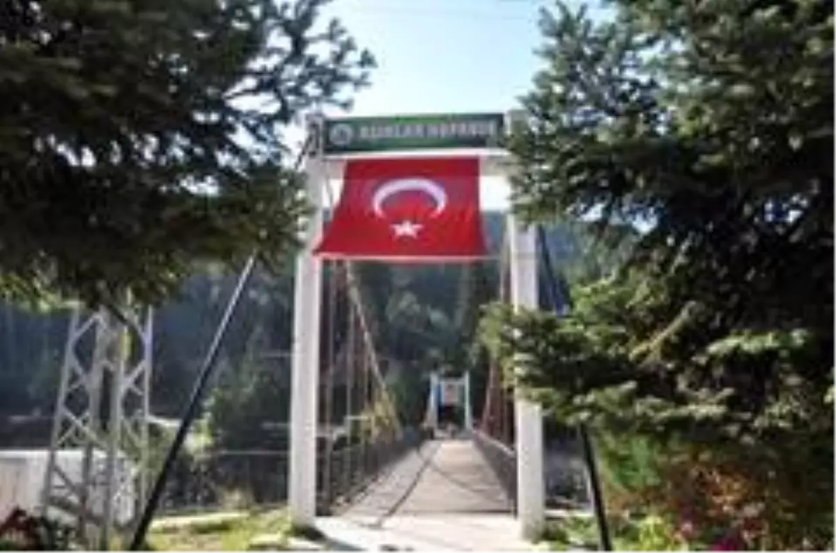 Aşk ve sevginin sembolü Aşıklar Köprüsüne Azerbaycan bayrağı asıldı