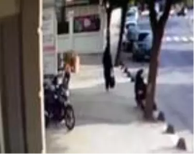 Bağcılar'da gasbın ardından kılık değiştiren kadın şüpheli kamerada Bağcılar'da gasbın ardından kılık değiştiren kadın şüpheli kamerada