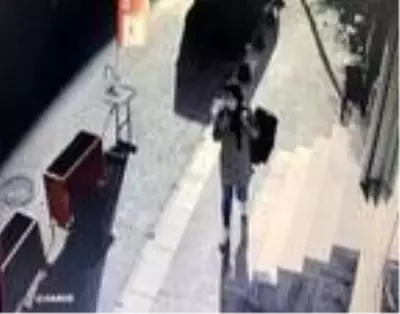 Bağcılar'da gasbın ardından kılık değiştiren kadın şüpheli kamerada Bağcılar'da gasbın ardından kılık değiştiren kadın şüpheli kamerada