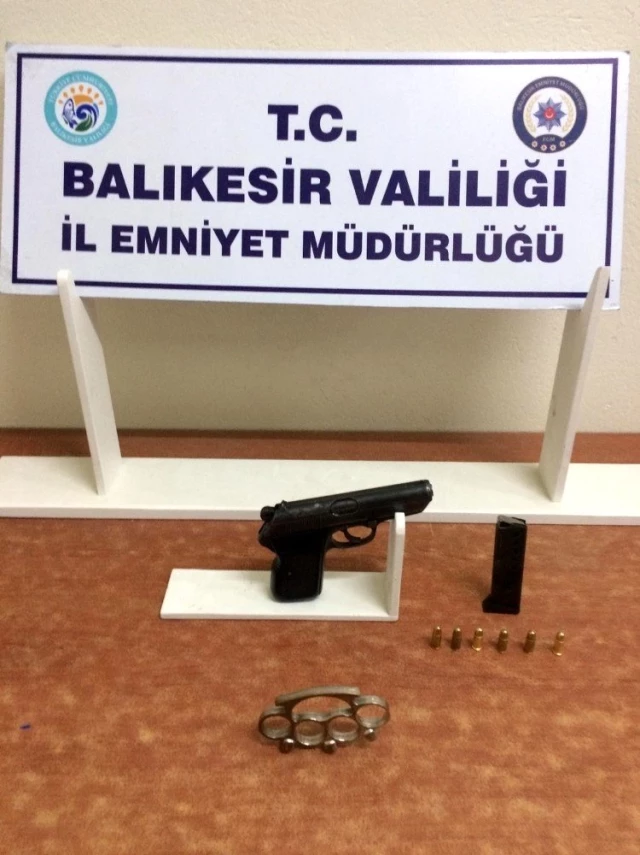 Balıkesir'de polis 17 silah ele geçirdi