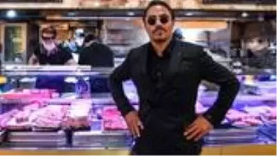 Bornozla yatağa atlayan Nusret Gökçe'nin cinsel organı göründü Bornozla yatağa atlayan Nusret Gökçe'nin cinsel organı göründü