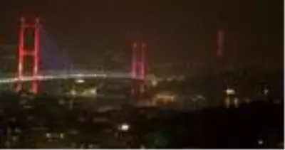 Küçük Çamlıca Televizyon Kulesi Türk Bayrağına büründü Küçük Çamlıca Televizyon Kulesi Türk Bayrağına büründü