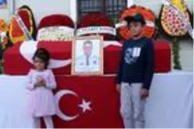 Çanakkale'de merdivenden düşüp, ölen gümrük muhafaza memuru için tören Çanakkale'de merdivenden düşüp, ölen gümrük muhafaza memuru için tören