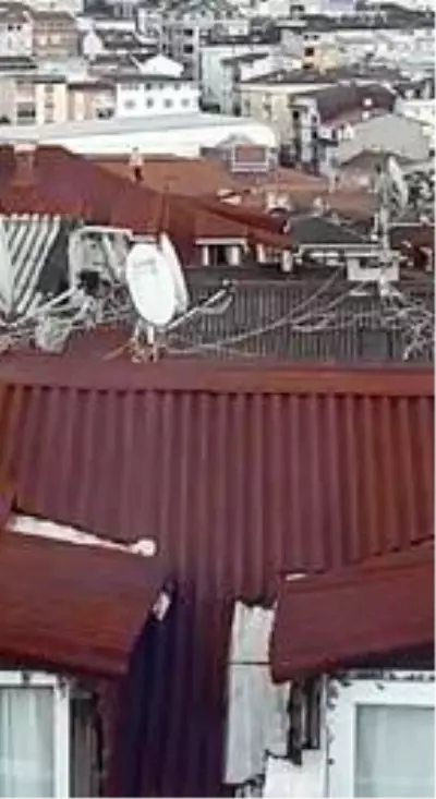 Son dakika haberi: Çatıya çıkan çocuk yürekleri ağza getirdi Son dakika haberi: Çatıya çıkan çocuk yürekleri ağza getirdi