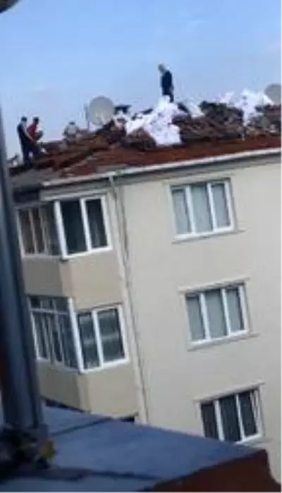 Son dakika haberi: Çatıya çıkan çocuk yürekleri ağza getirdi Son dakika haberi: Çatıya çıkan çocuk yürekleri ağza getirdi