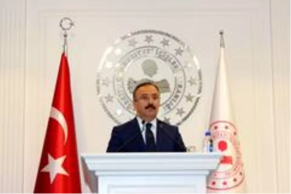 'Cumhuriyet sevgisini, Atatürk düşmanlarından öğrenecek değiliz'