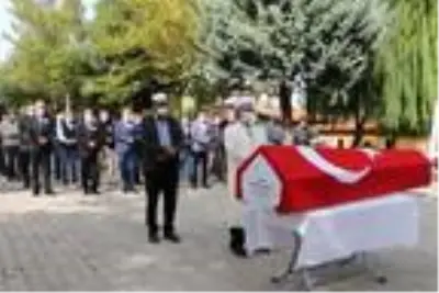 Kalp krizinden vefat eden Gaziantep Emniyet Müdür Yardımcısı Nadirgil, Isparta'da toprağa verildi Kalp krizinden vefat eden Gaziantep Emniyet Müdür Yardımcısı Nadirgil, Isparta'da toprağa verildi
