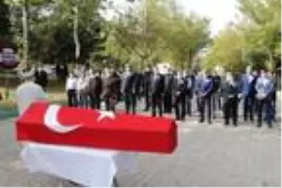 Kalp krizinden vefat eden Gaziantep Emniyet Müdür Yardımcısı Nadirgil, Isparta'da toprağa verildi Kalp krizinden vefat eden Gaziantep Emniyet Müdür Yardımcısı Nadirgil, Isparta'da toprağa verildi
