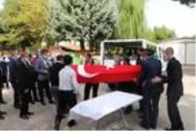 Kalp krizinden vefat eden Gaziantep Emniyet Müdür Yardımcısı Nadirgil, Isparta'da toprağa verildi Kalp krizinden vefat eden Gaziantep Emniyet Müdür Yardımcısı Nadirgil, Isparta'da toprağa verildi