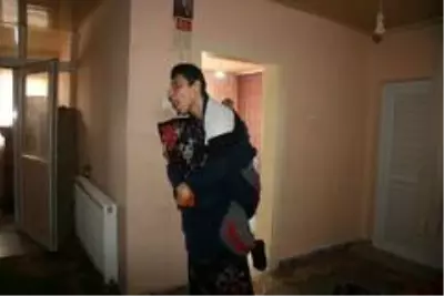 (AFYONKARAHİSAR - Özel) Engelli oğlunun hayal ettiği laptopa anne oyuncak laptopla karşılık veriyor