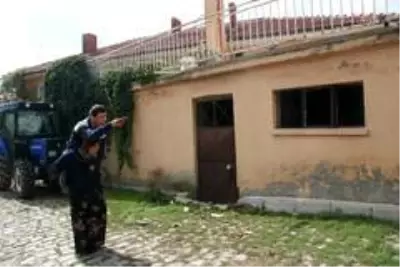 (AFYONKARAHİSAR - Özel) Engelli oğlunun hayal ettiği laptopa anne oyuncak laptopla karşılık veriyor